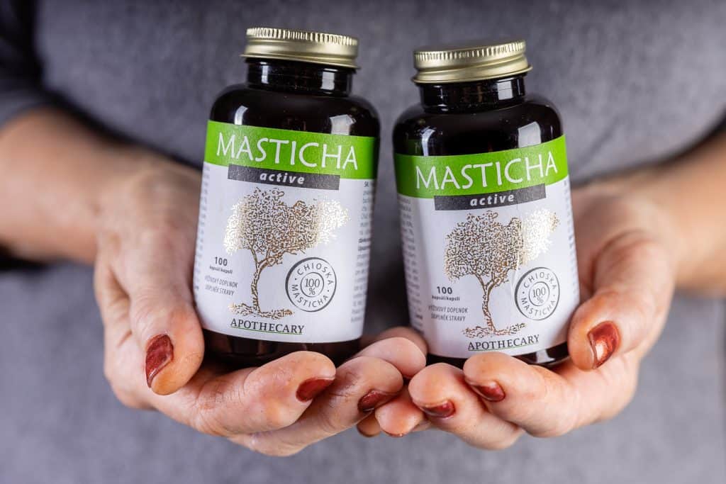 Két csomag Masticha Active női kezekben - 33 nap terápia.