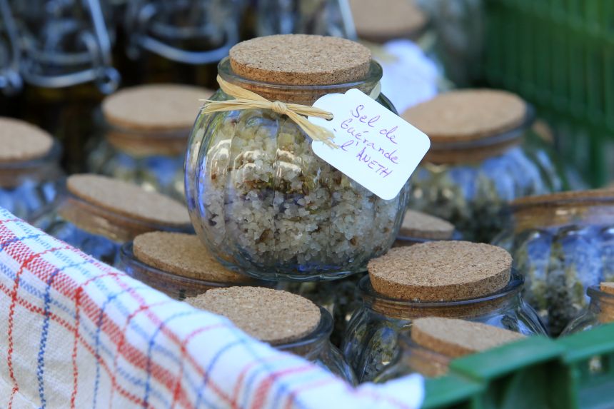 Kelta só üveg edényben, fa tetővel, valahol egy piacon, más edényekre helyezve.